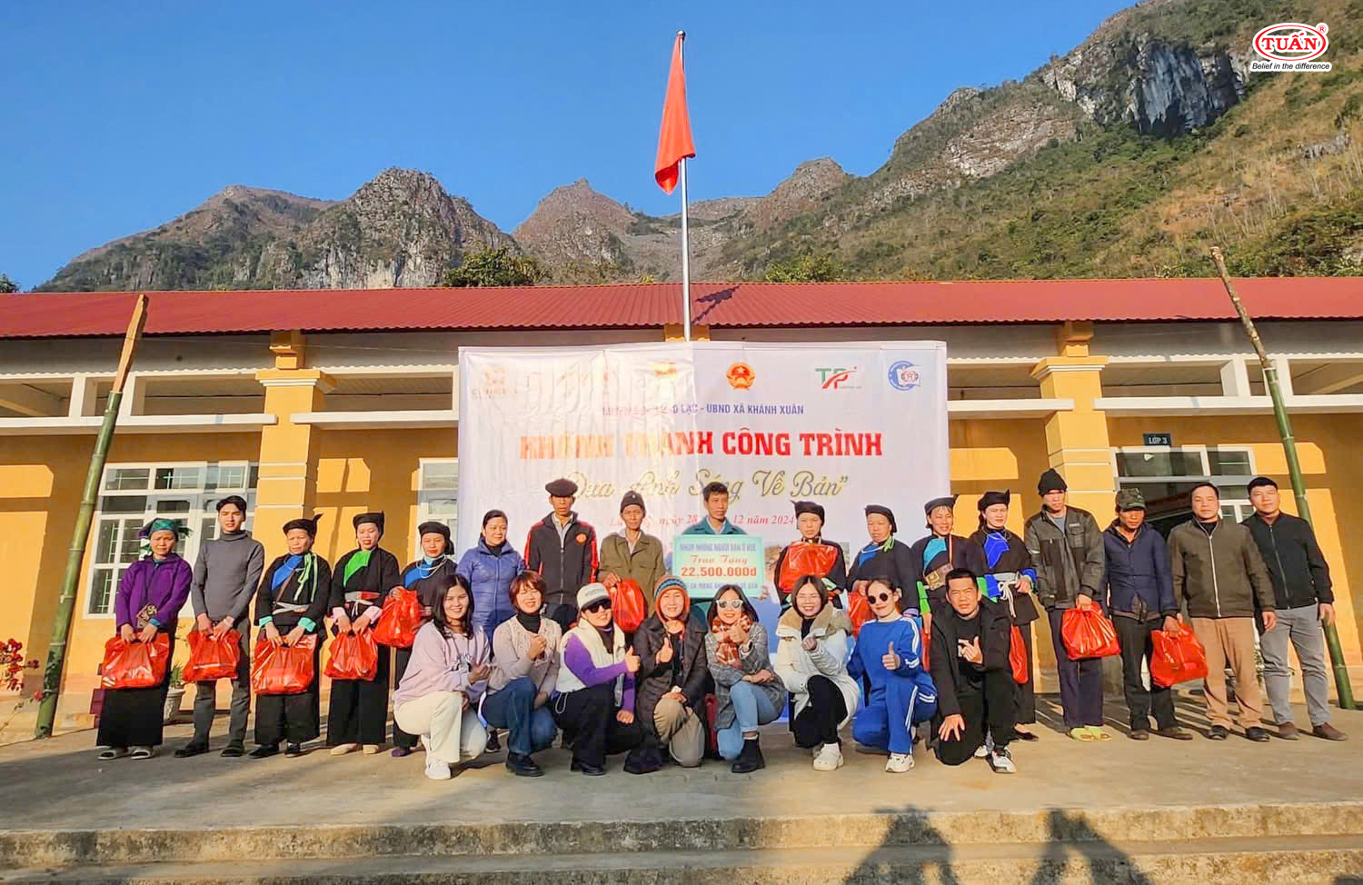 Hành trình: Mang ánh sáng về bản