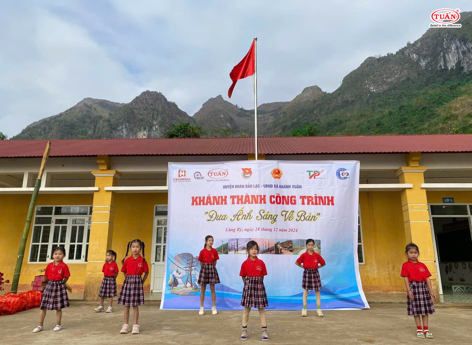 Các em học sinh chào đón đoàn thiện nguyện